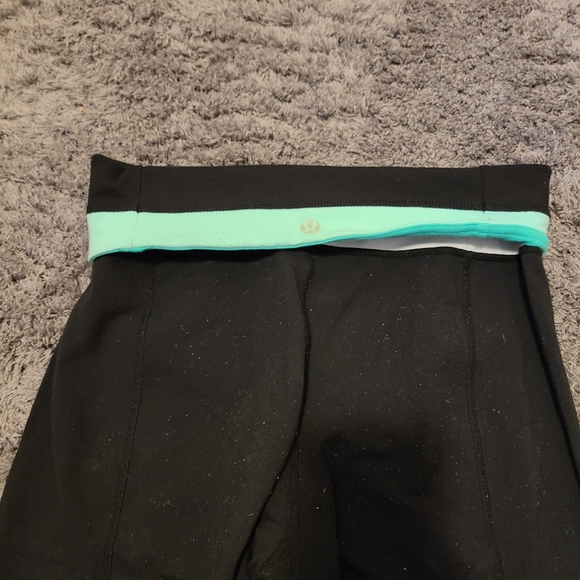 3 for 30$ Lululemon reversible Capri pants - Picture 2 of 4